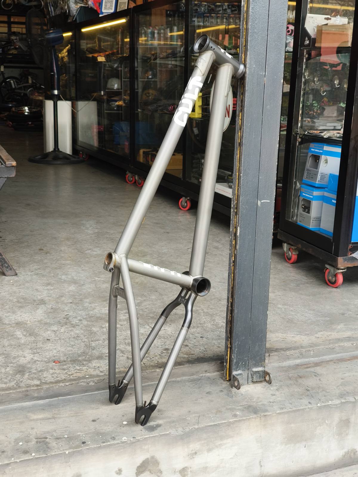 CULT SHORTY FRAME – KILIAN ROTH / PHOSPHATE RAW 20.5"