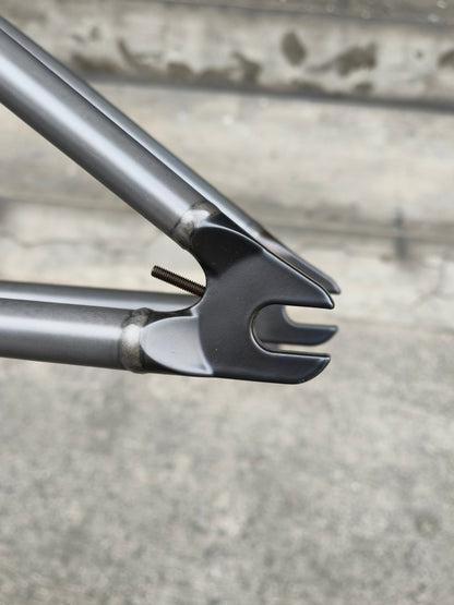 CULT SHORTY FRAME – KILIAN ROTH / PHOSPHATE RAW 20.5"