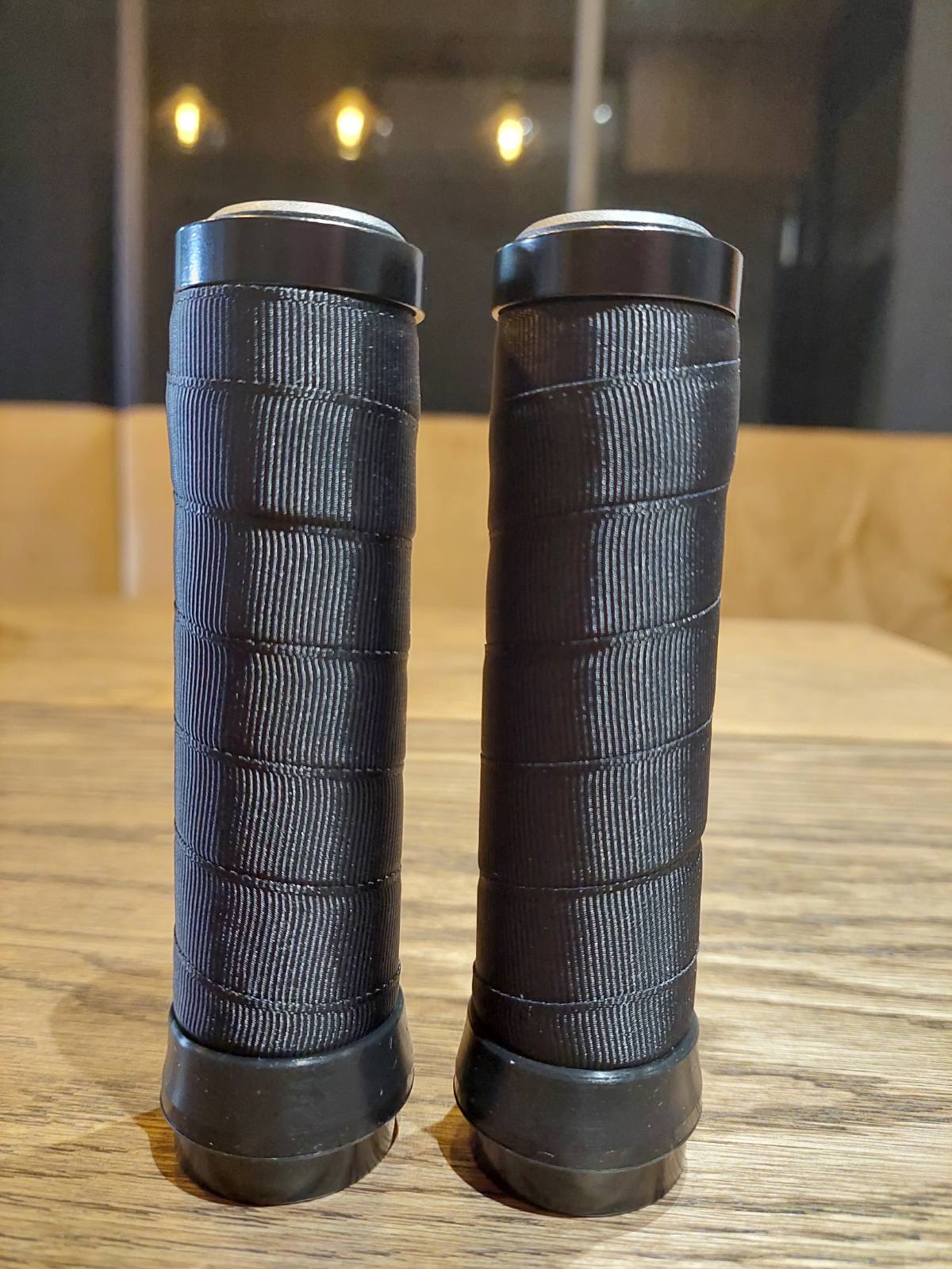 Passe Lock On Grips - Plain Black Series