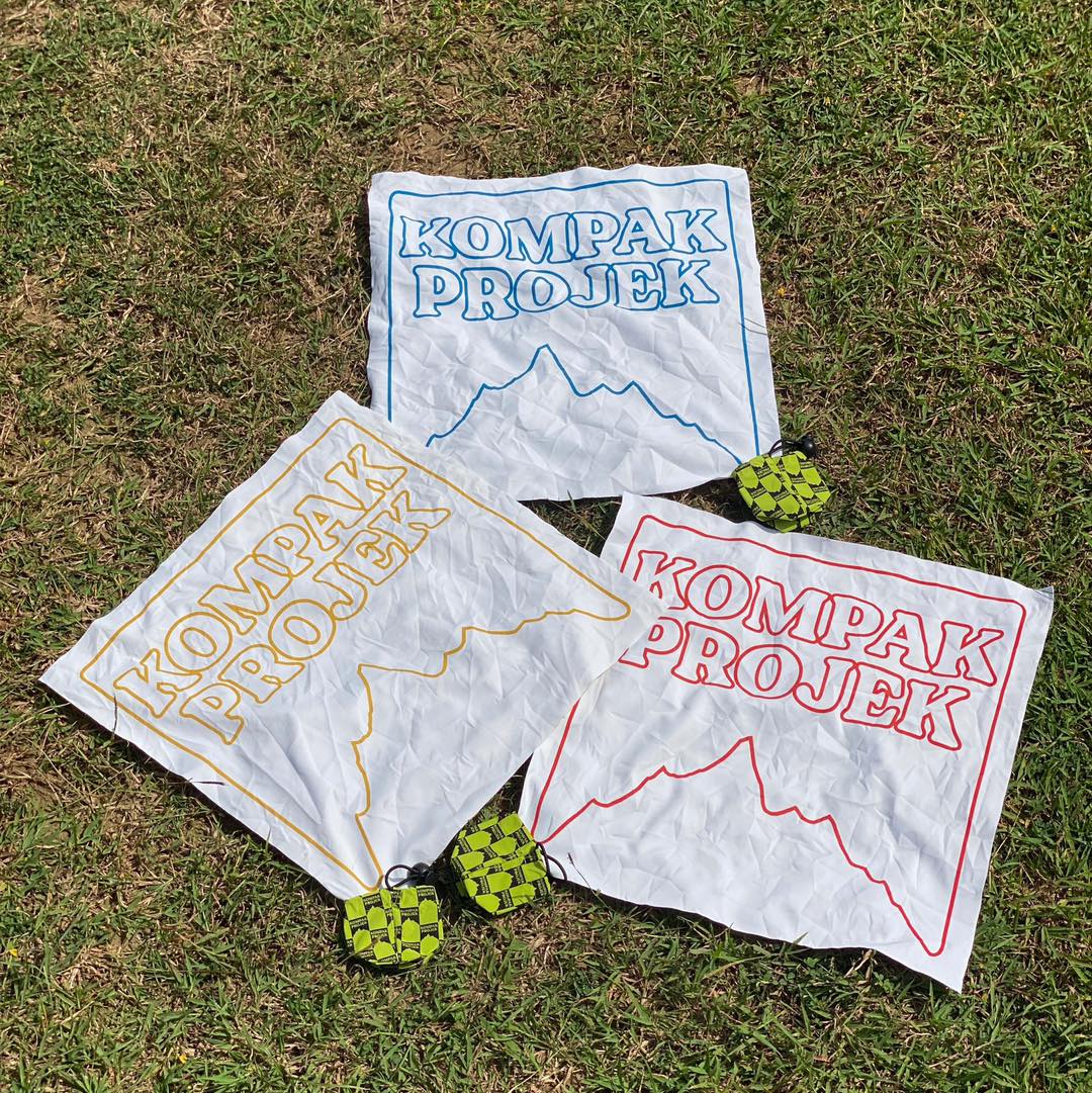 Kompak Projek, Packable microfiber towel (available in various colors)