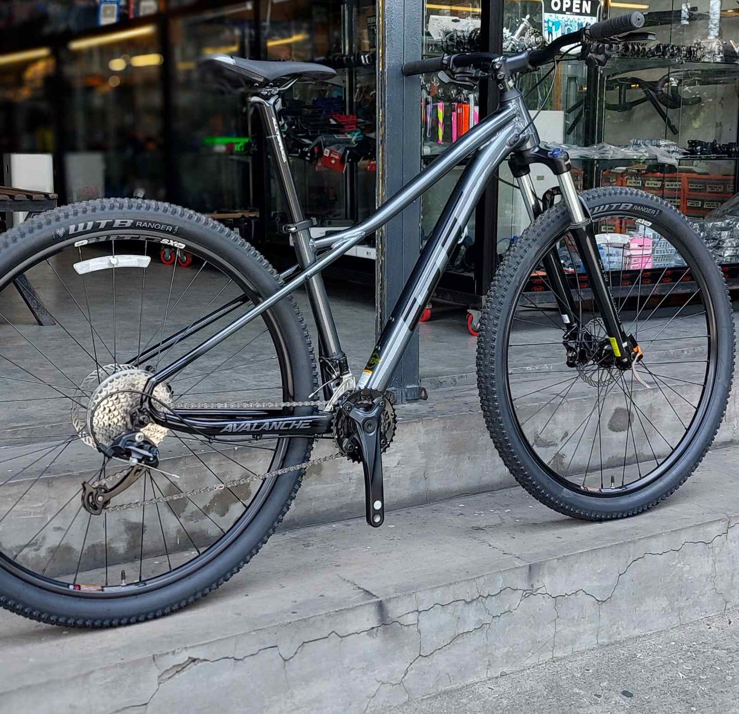 GT, Avalanche Sport 29 (Small)- Gunmetal