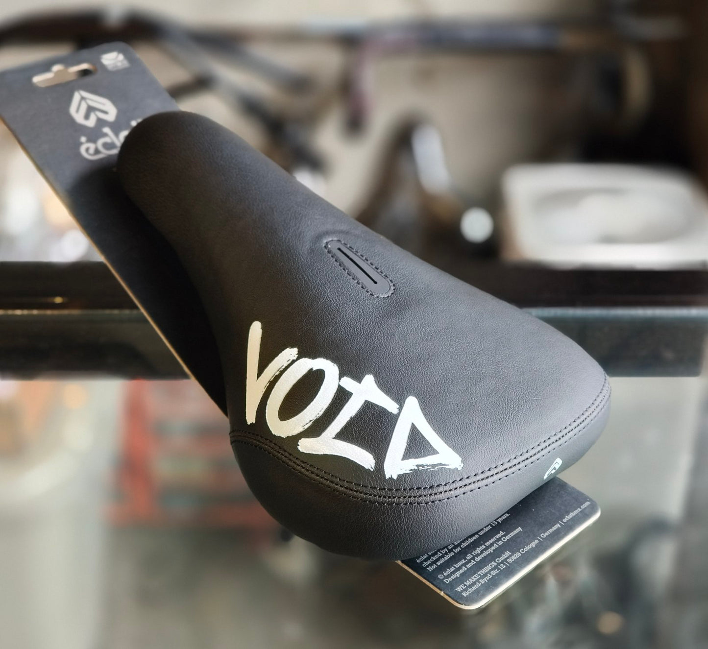 ÉCLAT VOID PIVOTAL SEAT – BLACK