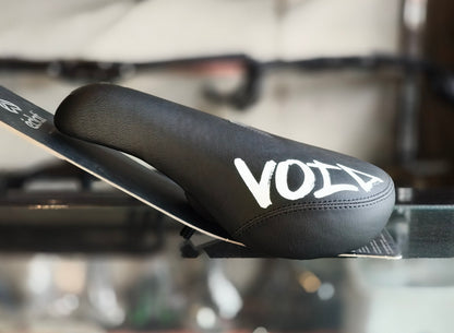 ÉCLAT VOID PIVOTAL SEAT – BLACK