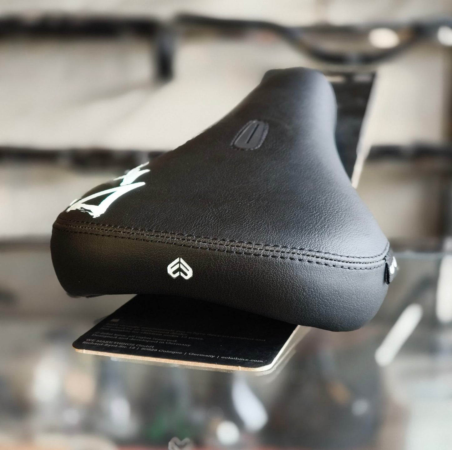ÉCLAT VOID PIVOTAL SEAT – BLACK