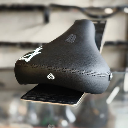 ÉCLAT VOID PIVOTAL SEAT – BLACK