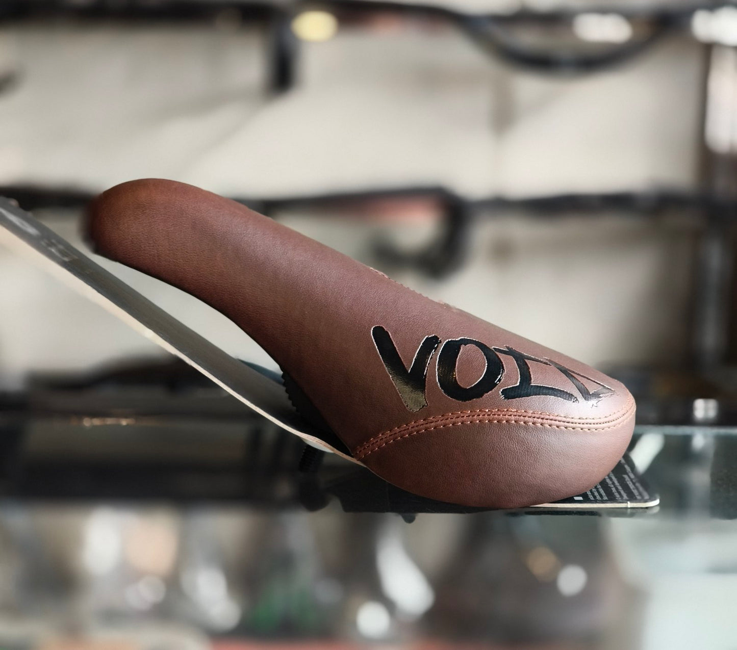ÉCLAT VOID PIVOTAL SEAT – BROWN