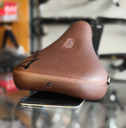 ÉCLAT VOID PIVOTAL SEAT – BROWN