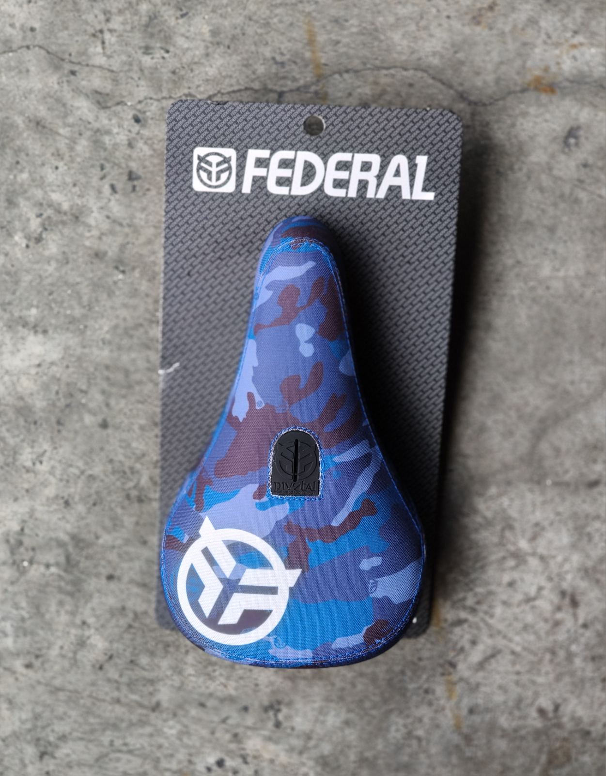 Federal Mid Pivotal Logo Seat