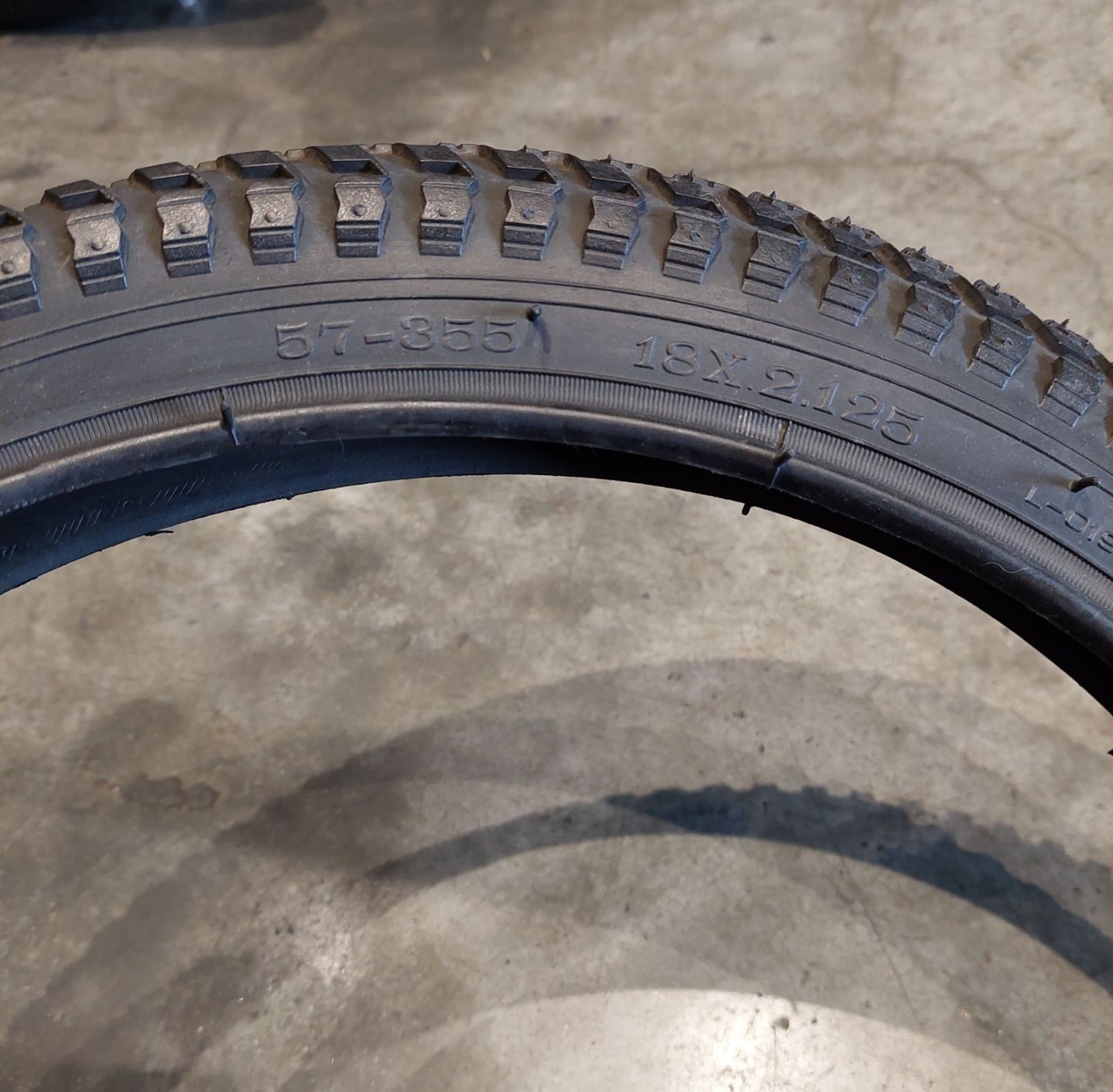 Tire 18 x 2.125 Leo (sold per piece)
