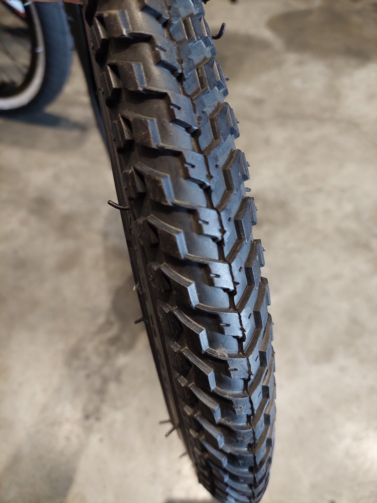 Tire 18 x 2.125 Leo (sold per piece)