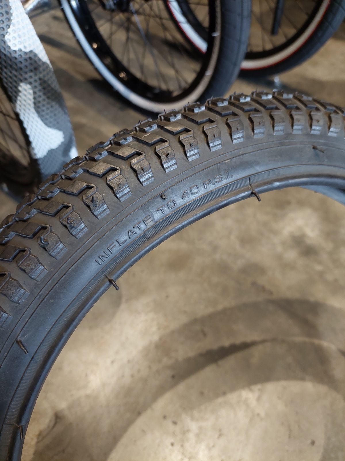 Tire 18 x 2.125 Leo (sold per piece)