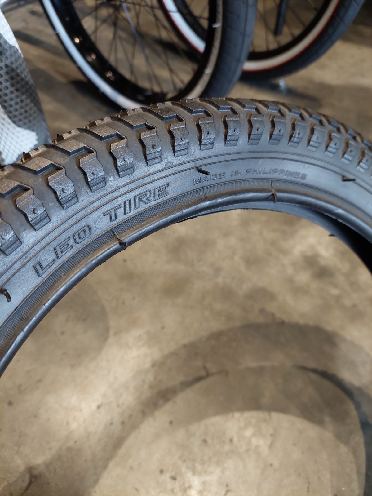 Tire 18 x 2.125 Leo (sold per piece)