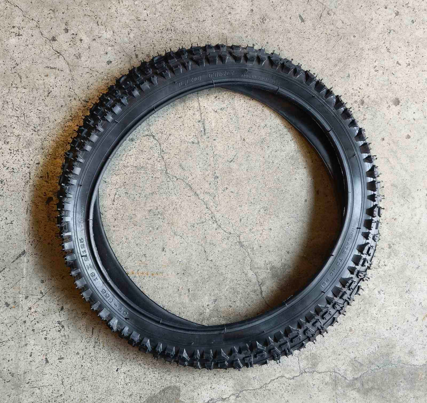 Tire 18 x 2.125 Leo (sold per piece)