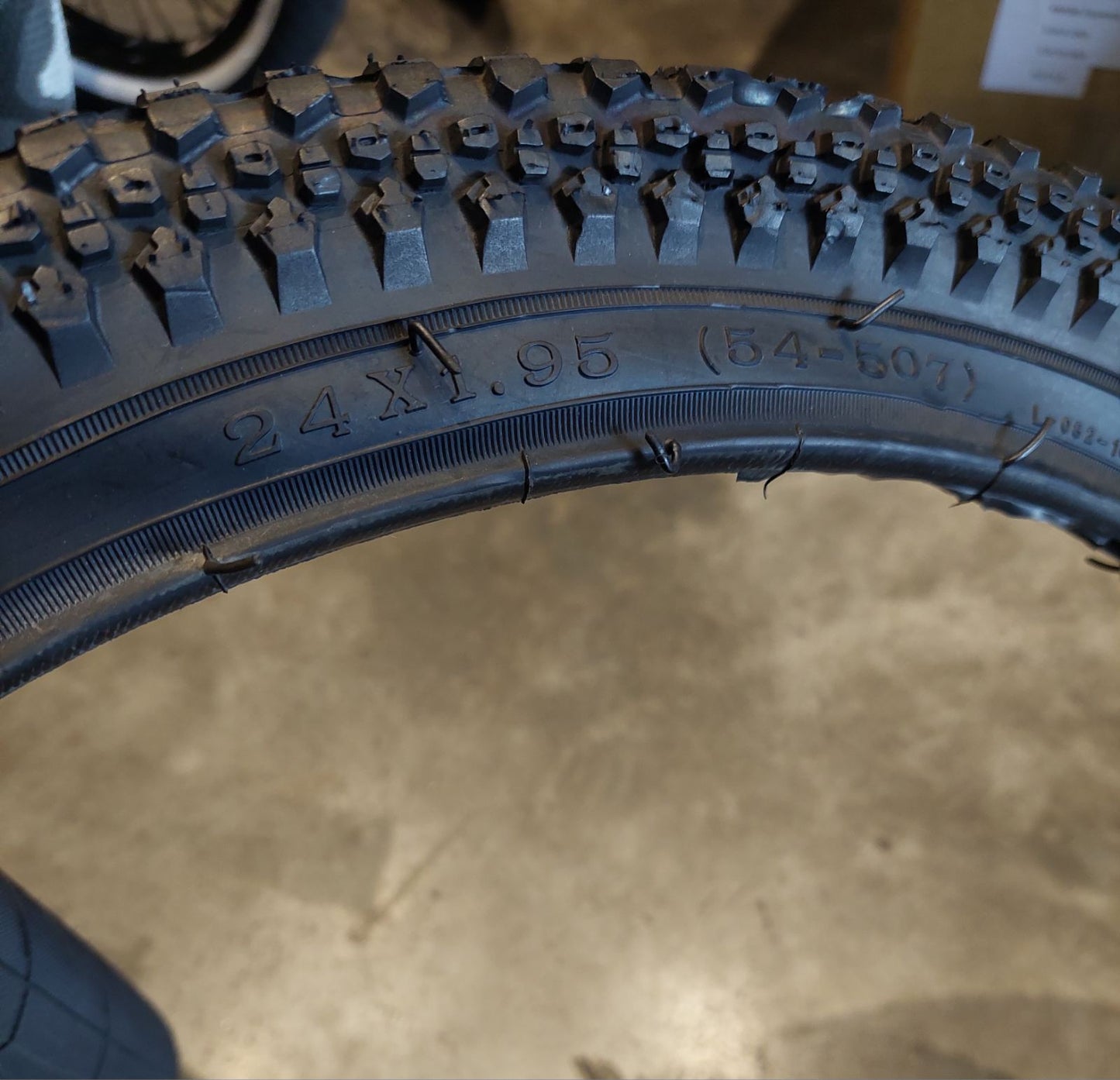 Tire 24 x 1.95 Leo (sold by piece)