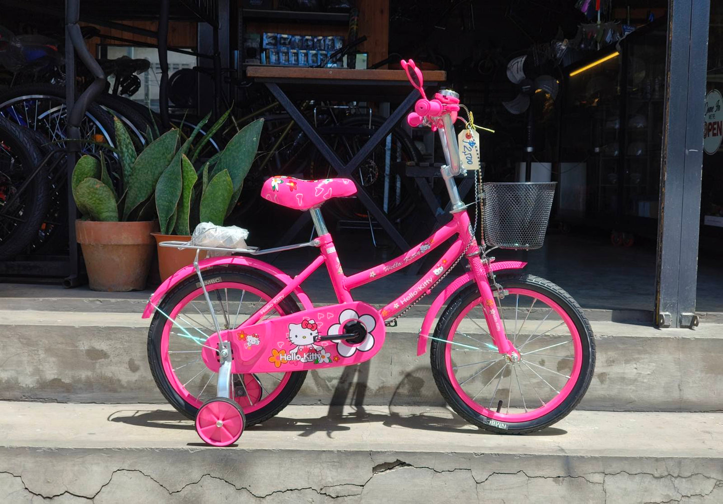 Bike 16 Hello Kitty (suitable for kids aged 4–5 years old)